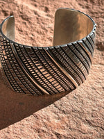 Navajo handcrafted sterling silver bracelet. LZ067