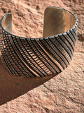 Navajo handcrafted sterling silver bracelet. LZ067