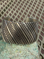 Navajo handcrafted sterling silver bracelet. LZ067