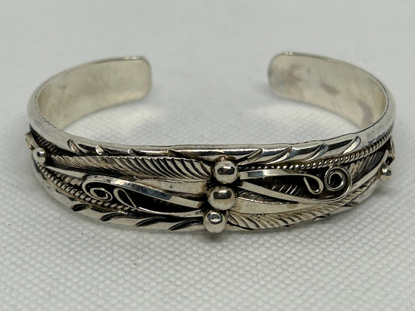 Navajo handcrafted sterling silver bracelet.  LZ818