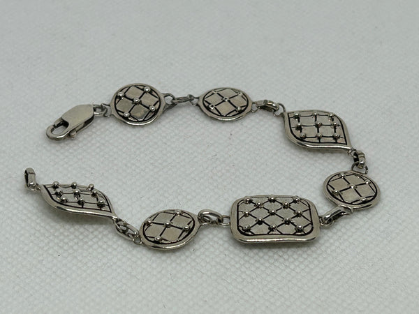 Navajo handcrafted sterling silver bracelet.  LZ825